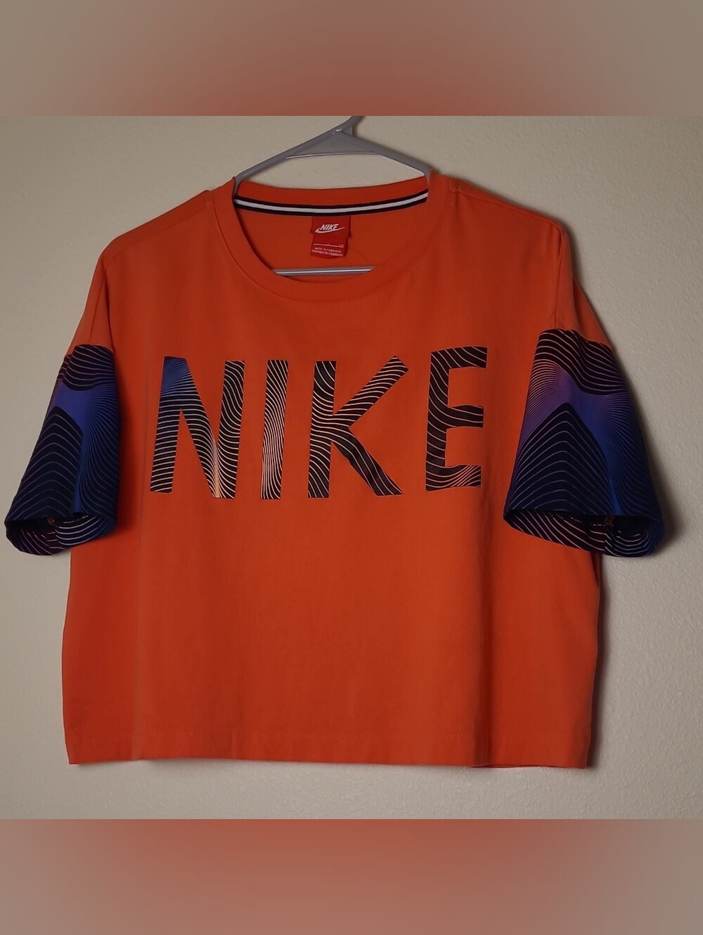 Nike Womens Boxy Cropped Graphic T Shirt Sz S Vibrant Orange Optical Wave Sleeve